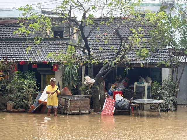 Chết lặng vì nhà cửa tan hoang sau ngập lụt kinh hoàng ở phố biển Quy Nhơn- Ảnh 9.