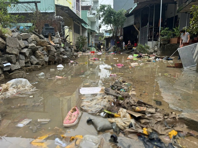 Chết lặng vì nhà cửa tan hoang sau ngập lụt kinh hoàng ở phố biển Quy Nhơn- Ảnh 11.