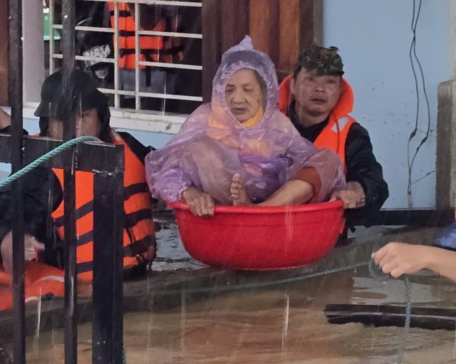 Chết lặng vì nhà cửa tan hoang sau ngập lụt kinh hoàng ở phố biển Quy Nhơn- Ảnh 16.