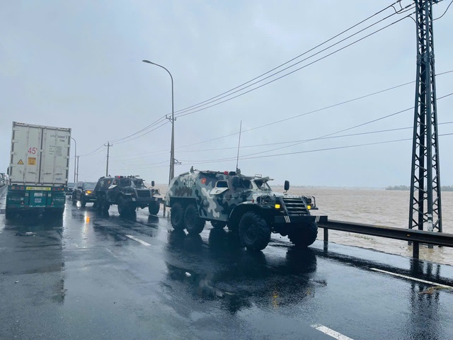 ក្រសួងការពារជាតិបញ្ជូនរថពាសដែកទៅផ្គត់ផ្គង់ជនរងគ្រោះដោយទឹកជំនន់នៅខេត្ត Dak Lak - រូបថត ២.