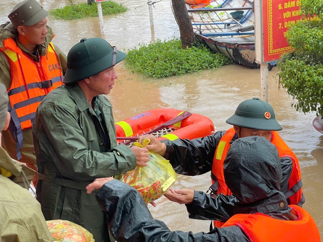 ក្រសួងការពារជាតិបញ្ជូនរថពាសដែកទៅផ្គត់ផ្គង់ជនរងគ្រោះដោយទឹកជំនន់នៅ Dak Lak - រូបថត ៥.