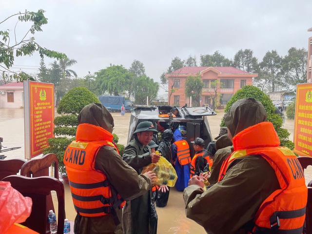 ក្រសួងការពារជាតិបញ្ជូនរថពាសដែកទៅផ្គត់ផ្គង់ជនរងគ្រោះដោយទឹកជំនន់នៅ Dak Lak - រូបថត ៦.