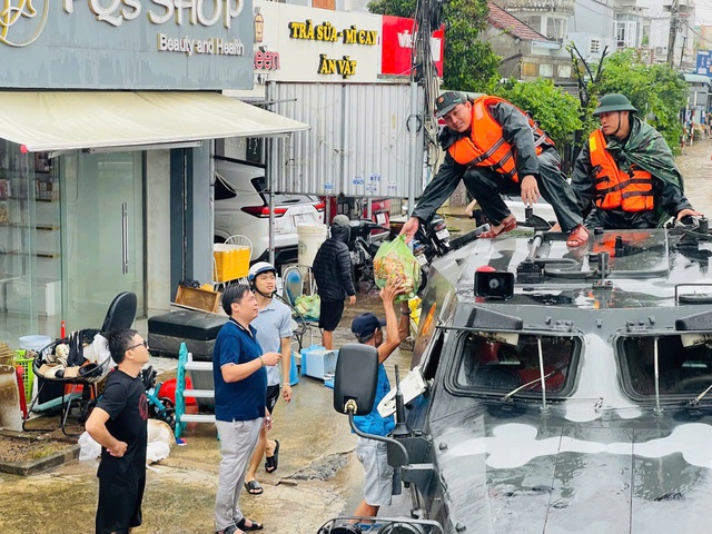 ក្រសួងការពារជាតិបញ្ជូនរថពាសដែកទៅផ្គត់ផ្គង់ជនរងគ្រោះដោយទឹកជំនន់នៅ Dak Lak - រូបថត ៧.