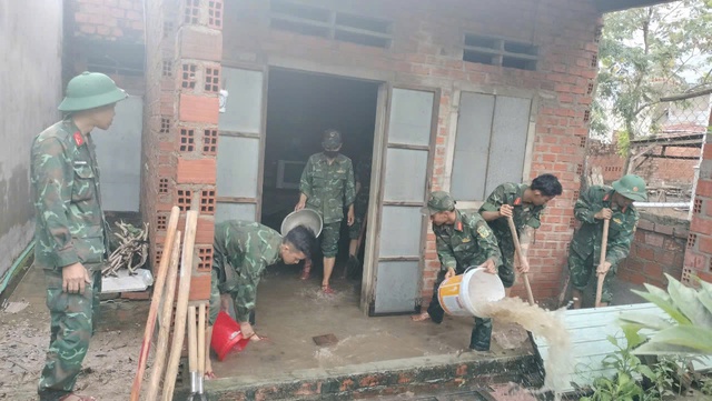 ក្រសួងការពារជាតិបញ្ជូនរថពាសដែកទៅផ្គត់ផ្គង់ជនរងគ្រោះដោយទឹកជំនន់នៅ Dak Lak - រូបថត ៨.