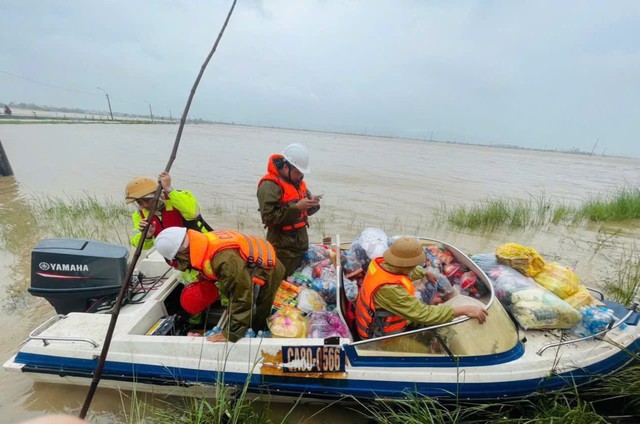 'Ch&aacute;y m&aacute;y' cuộc gọi cầu cứu, C&ocirc;ng an phường Tuy H&ograve;a cứu d&acirc;n xuy&ecirc;n ng&agrave;y đ&ecirc;m- Ảnh 5.