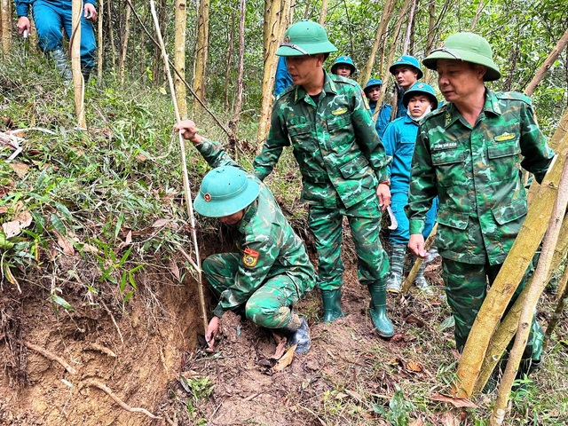 Đà Nẵng: Kiến nghị ban bố tình huống khẩn cấp khi đỉnh đồi có vết nứt 150m- Ảnh 1. Đà Nẵng: Kiến nghị ban bố tình huống khẩn cấp khi đỉnh đồi có vết nứt 150m- Ảnh 1.