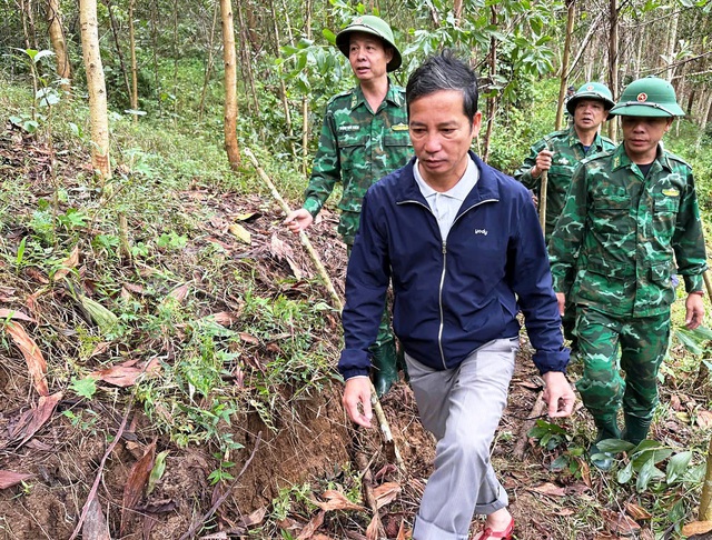 Đà Nẵng: Kiến nghị ban bố tình huống khẩn cấp khi đỉnh đồi có vết nứt 150m- Ảnh 2. Đà Nẵng: Kiến nghị ban bố tình huống khẩn cấp khi đỉnh đồi có vết nứt 150m- Ảnh 2.