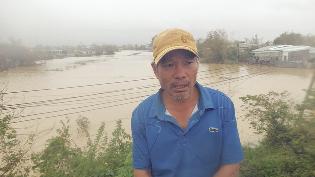 Người dân vùng lũ ùa lên QL19 ở Gia Lai trong gió lạnh để xin cứu trợ- Ảnh 2.