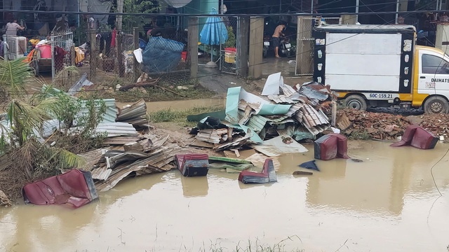 Người dân vùng lũ ùa lên QL19 ở Gia Lai trong gió lạnh để xin cứu trợ- Ảnh 3.