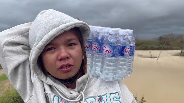 Cả đời chưa từng thấy lũ dữ, bật khóc nhận cứu trợ ở Gia Lai- Ảnh 4. Cả đời chưa từng thấy lũ dữ, bật khóc nhận cứu trợ ở Gia Lai- Ảnh 4.