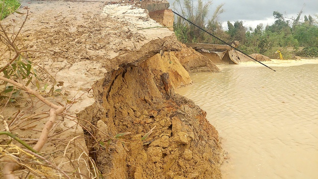 Cả đời chưa từng thấy lũ dữ, bật khóc nhận cứu trợ ở Gia Lai- Ảnh 2. Cả đời chưa từng thấy lũ dữ, bật khóc nhận cứu trợ ở Gia Lai- Ảnh 2.