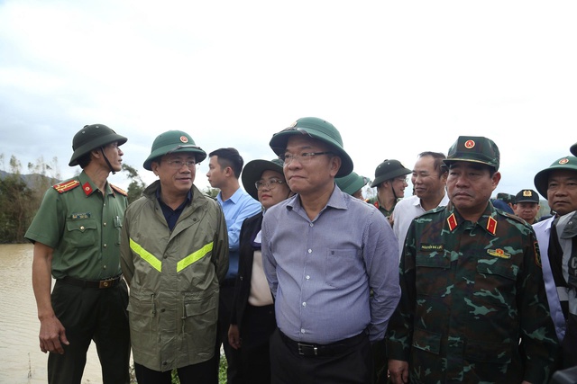 Cả đời chưa từng thấy lũ dữ, bật khóc nhận cứu trợ ở Gia Lai- Ảnh 5. Cả đời chưa từng thấy lũ dữ, bật khóc nhận cứu trợ ở Gia Lai- Ảnh 5.