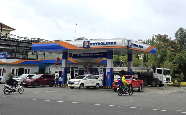 Hết cấm xe tr&ecirc;n 3,5 tấn qua đ&egrave;o T&agrave; Nung, c&aacute;c c&acirc;y xăng trở lại b&igrave;nh thường - Ảnh 1.