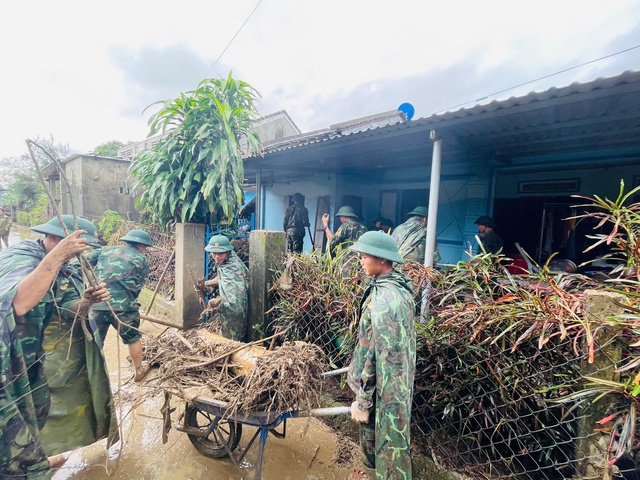 Ph&oacute; thủ tướng Nguyễn H&ograve;a B&igrave;nh chỉ đạo khắc phục hậu quả mưa lũ tại Đắk Lắk- Ảnh 7.