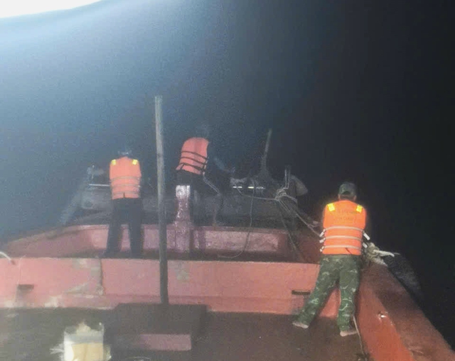 Cà Mau: Cứu 13 ngư dân bị chìm tàu, rơi xuống biển trong đêm- Ảnh 2. Cà Mau: Cứu 13 ngư dân bị chìm tàu, rơi xuống biển trong đêm- Ảnh 2.