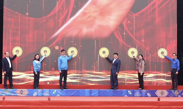 Khởi động hành trình ý nghĩa ở tuyến đầu Tổ quốc- Ảnh 1. Khởi động hành trình ý nghĩa ở tuyến đầu Tổ quốc- Ảnh 1.