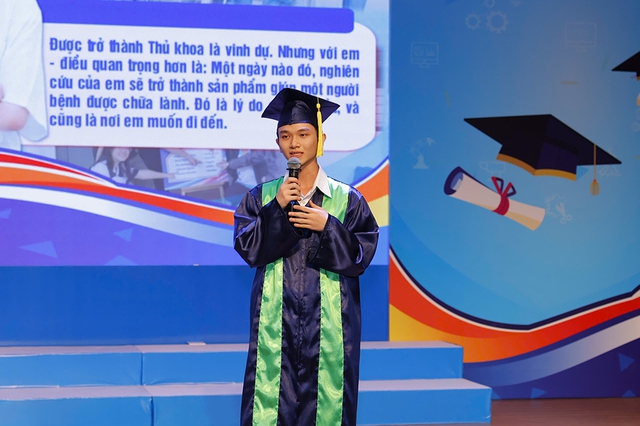 Thủ khoa Nguyễn Vũ Hoàng Phúc chia sẻ tại chương trình. Ảnh: Nữ Vương