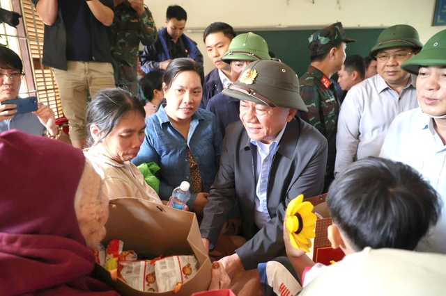 Tập trung cứu trợ mưa lũ khắc phục khó khăn cho người dân các tỉnh miền trung - Ảnh 2. Tập trung cứu trợ mưa lũ khắc phục khó khăn cho người dân các tỉnh miền trung - Ảnh 2.