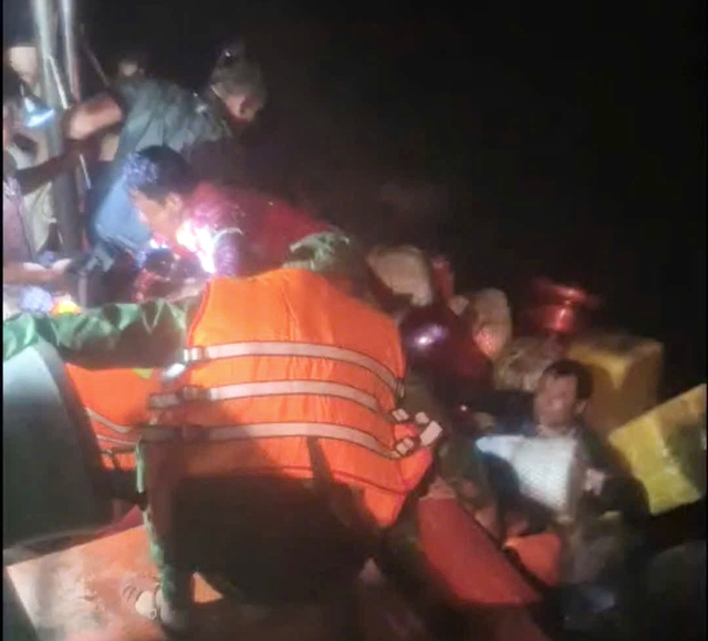 Cà Mau: Cứu 13 ngư dân bị chìm tàu, rơi xuống biển trong đêm- Ảnh 1. Cà Mau: Cứu 13 ngư dân bị chìm tàu, rơi xuống biển trong đêm- Ảnh 1.