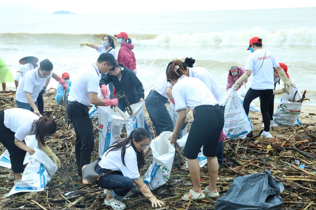 Nha Trang khẩn trương làm sạch bờ biển, chuẩn bị đón du khách trở lại- Ảnh 1.