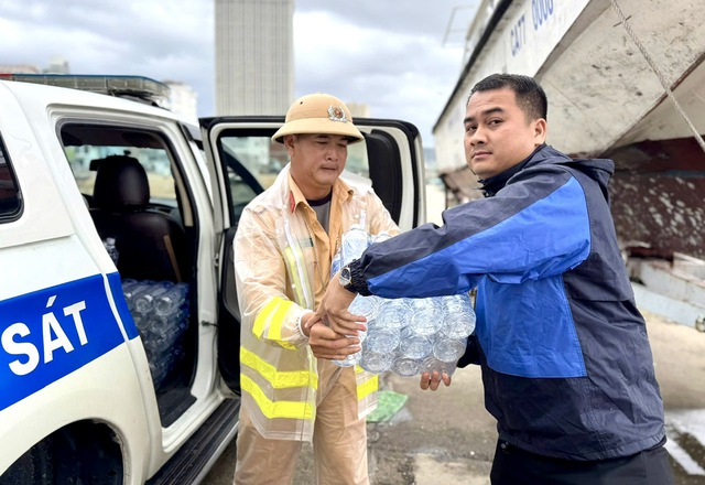 Cảnh s&aacute;t đường thủy Gia Lai vượt s&oacute;ng tiếp sức người d&acirc;n đảo Hải Minh- Ảnh 5.