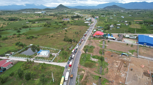 Tạm đóng cao tốc ra Khánh Hòa, dồn xe ra QL1 tránh kẹt xe do ngập lụt - Ảnh 2.