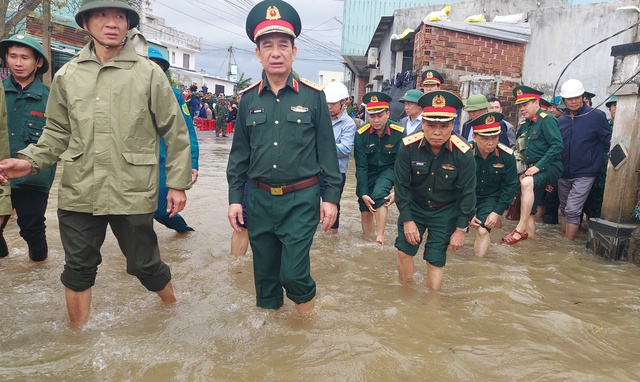 Đại tướng Phan Văn Giang thăm vùng lũ Gia Lai: 'Chúng ta cùng nhau khôi phục lại'- Ảnh 3. Đại tướng Phan Văn Giang thăm vùng lũ Gia Lai: 'Chúng ta cùng nhau khôi phục lại'- Ảnh 3.