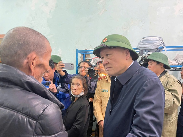 Tập trung cứu trợ mưa lũ khắc phục khó khăn cho người dân các tỉnh miền trung - Ảnh 3. Tập trung cứu trợ mưa lũ khắc phục khó khăn cho người dân các tỉnh miền trung - Ảnh 3.