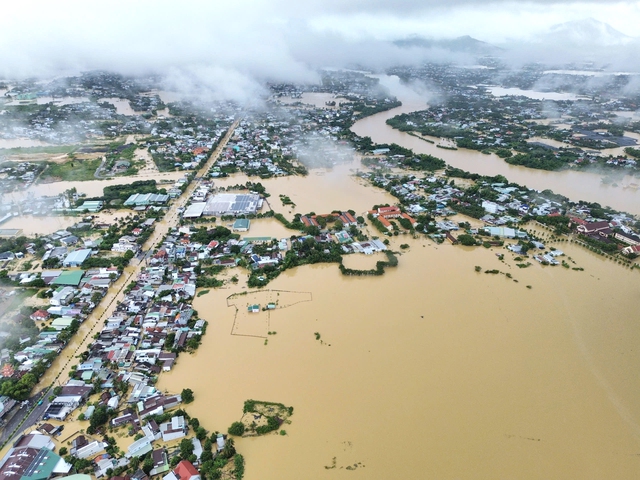 Tập trung cứu trợ mưa lũ khắc phục khó khăn cho người dân các tỉnh miền trung - Ảnh 4. Tập trung cứu trợ mưa lũ khắc phục khó khăn cho người dân các tỉnh miền trung - Ảnh 4.