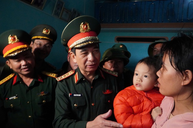 Đại tướng Phan Văn Giang thăm vùng lũ Gia Lai: 'Chúng ta cùng nhau khôi phục lại'- Ảnh 2. Đại tướng Phan Văn Giang thăm vùng lũ Gia Lai: 'Chúng ta cùng nhau khôi phục lại'- Ảnh 2.