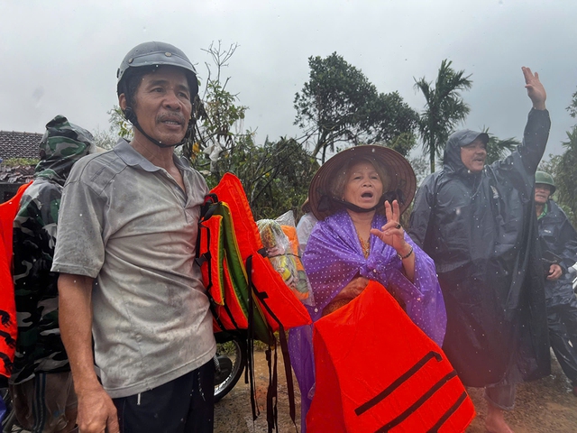 Những ng&ocirc;i l&agrave;ng trơ trụi sau lũ - Ảnh 4.