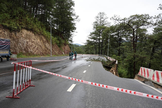 Sạt lở đèo Prenn gây khó khăn cho giao thông nhưng sẽ sớm được khắc phục - Ảnh 3. Sạt lở đèo Prenn gây khó khăn cho giao thông nhưng sẽ sớm được khắc phục - Ảnh 3.