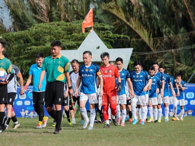 Hai trận đấu 'H&atilde;y chia nhau hơi ấm của tr&aacute;i tim' hướng về miền Trung- Ảnh 1.