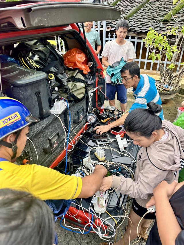 Trạm sạc di động giúp bà con Khánh Hòa, Đắk Lắk sạc pin, liên lạc gia đình  - Ảnh 6.