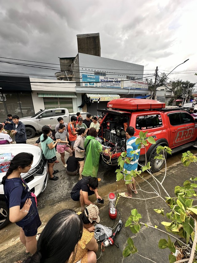 Trạm sạc di động giúp bà con Khánh Hòa, Đắk Lắk sạc pin, liên lạc gia đình  - Ảnh 7.