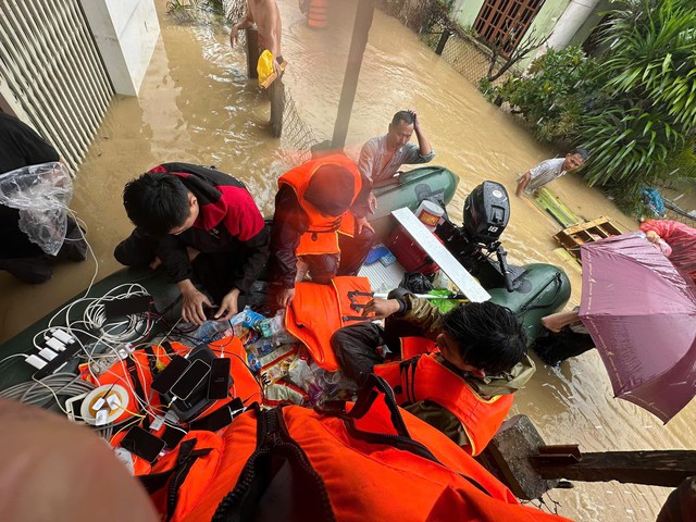 Trạm sạc di động giúp bà con Khánh Hòa, Đắk Lắk sạc pin, liên lạc gia đình  - Ảnh 2.