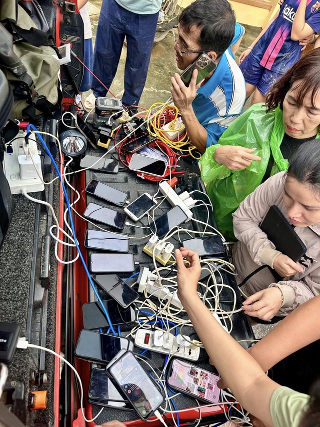 Trạm sạc di động giúp bà con Khánh Hòa, Đắk Lắk sạc pin, liên lạc gia đình  - Ảnh 5.