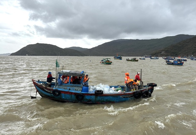Cảnh s&aacute;t đường thủy Gia Lai vượt s&oacute;ng tiếp sức người d&acirc;n đảo Hải Minh- Ảnh 1.