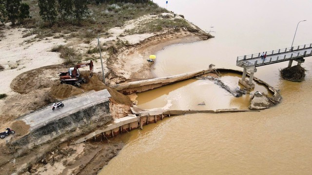 Đà Nẵng đồng loạt ban bố tình huống khẩn cấp về thiên tai ở nhiều xã, phường - Ảnh 1.