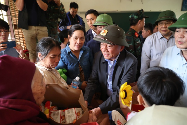 Đoàn công tác của Bộ Chính trị tặng quà người dân vùng ngập lụt Khánh Hòa- Ảnh 2. Đoàn công tác của Bộ Chính trị tặng quà người dân vùng ngập lụt Khánh Hòa- Ảnh 2.
