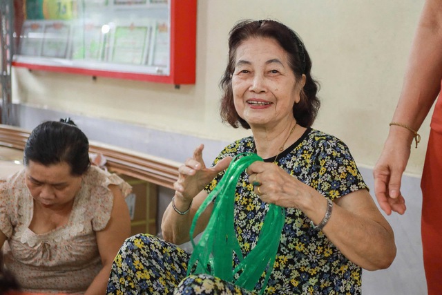 Tấm lòng người TP.HCM giúp vùng lũ: 'Nửa đêm đi gõ cửa các cửa hàng bán nếp'- Ảnh 10. Tấm lòng người TP.HCM giúp vùng lũ: 'Nửa đêm đi gõ cửa các cửa hàng bán nếp'- Ảnh 10.