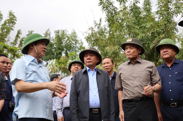 Đoàn công tác của Bộ Chính trị tặng quà người dân vùng ngập lụt Khánh Hòa- Ảnh 1. Đoàn công tác của Bộ Chính trị tặng quà người dân vùng ngập lụt Khánh Hòa- Ảnh 1.