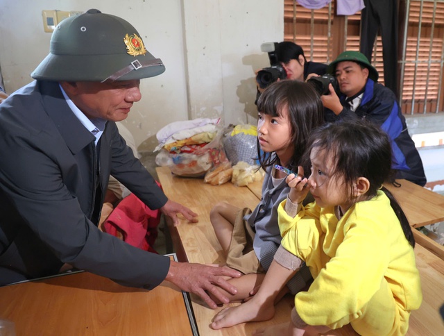 Các đoàn công tác của Bộ Chính trị, Ban Bí thư thăm bà con vùng ngập lụt- Ảnh 1. Các đoàn công tác của Bộ Chính trị, Ban Bí thư thăm bà con vùng ngập lụt- Ảnh 1.