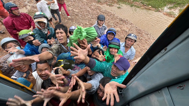 Chưa khi nào 3 tiếng nghĩa đồng bào lại vang lên đầy xúc động như lúc này!- Ảnh 1. Chưa khi nào 3 tiếng nghĩa đồng bào lại vang lên đầy xúc động như lúc này!- Ảnh 1.