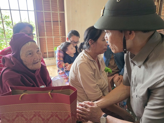 Các đoàn công tác của Bộ Chính trị, Ban Bí thư thăm bà con vùng ngập lụt- Ảnh 2. Các đoàn công tác của Bộ Chính trị, Ban Bí thư thăm bà con vùng ngập lụt- Ảnh 2.