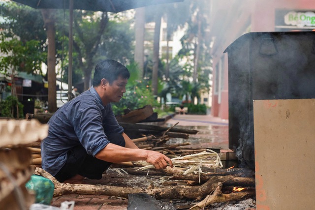 Tấm lòng người TP.HCM giúp vùng lũ: 'Nửa đêm đi gõ cửa các cửa hàng bán nếp'- Ảnh 9. Tấm lòng người TP.HCM giúp vùng lũ: 'Nửa đêm đi gõ cửa các cửa hàng bán nếp'- Ảnh 9.
