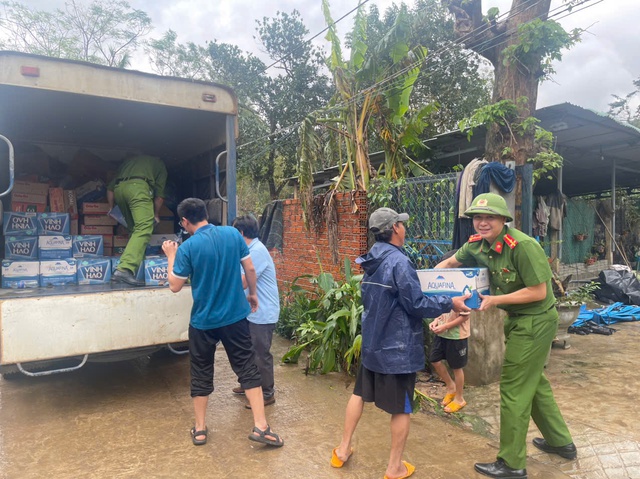 Công an Khánh Hòa, Đắk Lắk, Gia Lai: Xuyên ngày đêm cứu dân và cứu trợ- Ảnh 17. Công an Khánh Hòa, Đắk Lắk, Gia Lai: Xuyên ngày đêm cứu dân và cứu trợ- Ảnh 17.