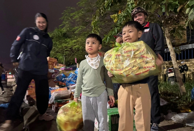 Tấm lòng người Huế hướng về vùng lũ Phú Yên sau thiên tai lũ lụt - Ảnh 3.