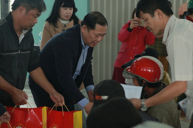 &Ocirc;ng Nguyễn Phi Long thăm, tặng qu&agrave; hỗ trợ người d&acirc;n khắc phục hậu quả mưa lũ- Ảnh 1.