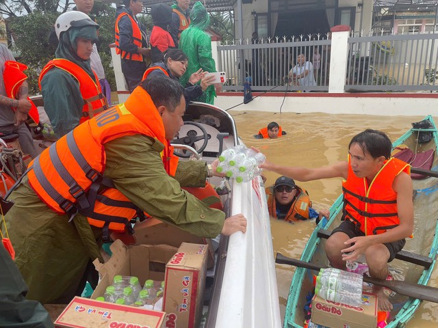 Công an Khánh Hòa, Đắk Lắk, Gia Lai: Xuyên ngày đêm cứu dân và cứu trợ- Ảnh 5. Công an Khánh Hòa, Đắk Lắk, Gia Lai: Xuyên ngày đêm cứu dân và cứu trợ- Ảnh 5.